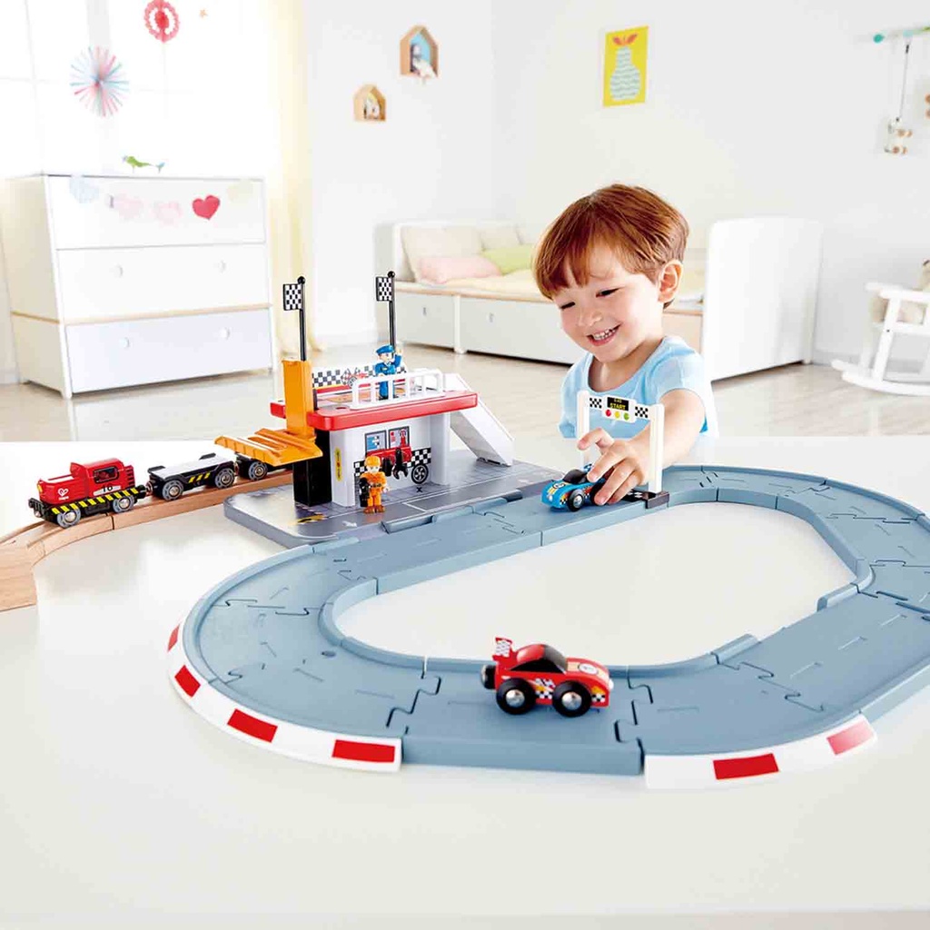 Pista de carrera con taller Hape