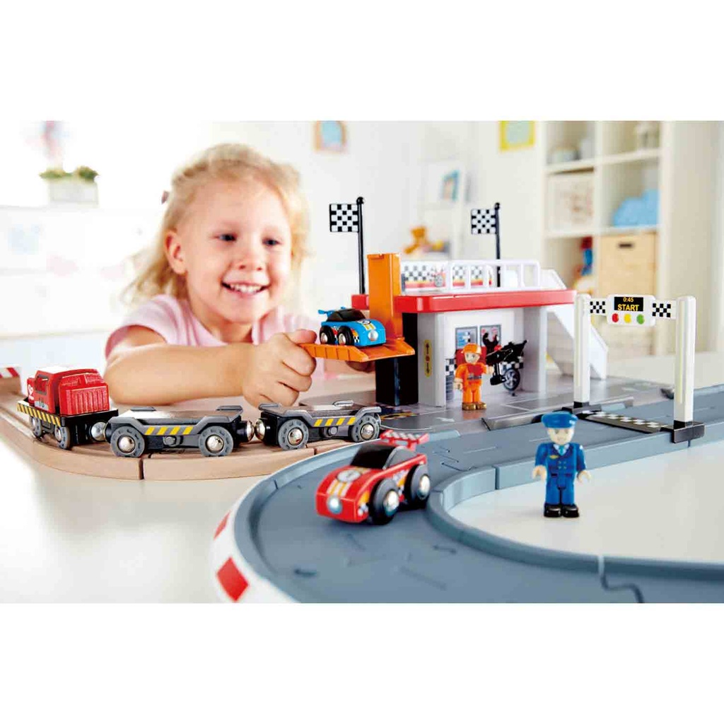 Pista de carrera con taller Hape