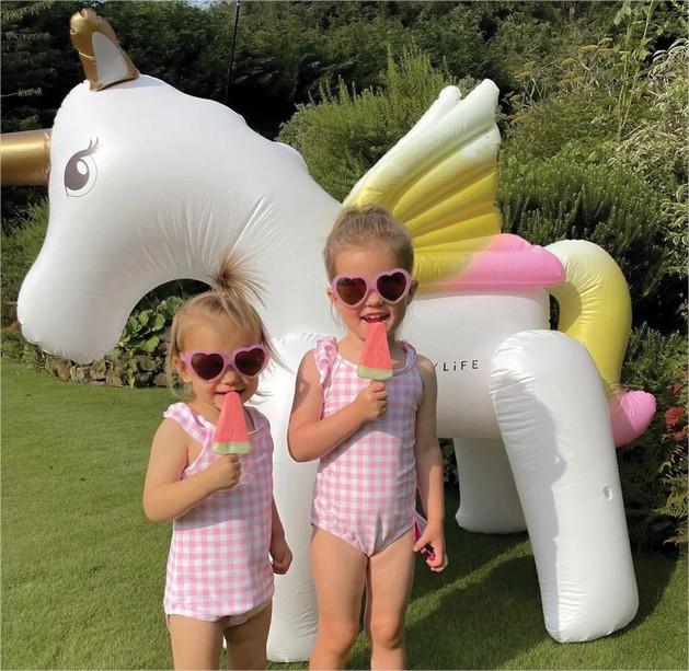 Inflable gigante unicornio tira agua Sunnylife