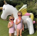 Inflable gigante unicornio tira agua Sunnylife